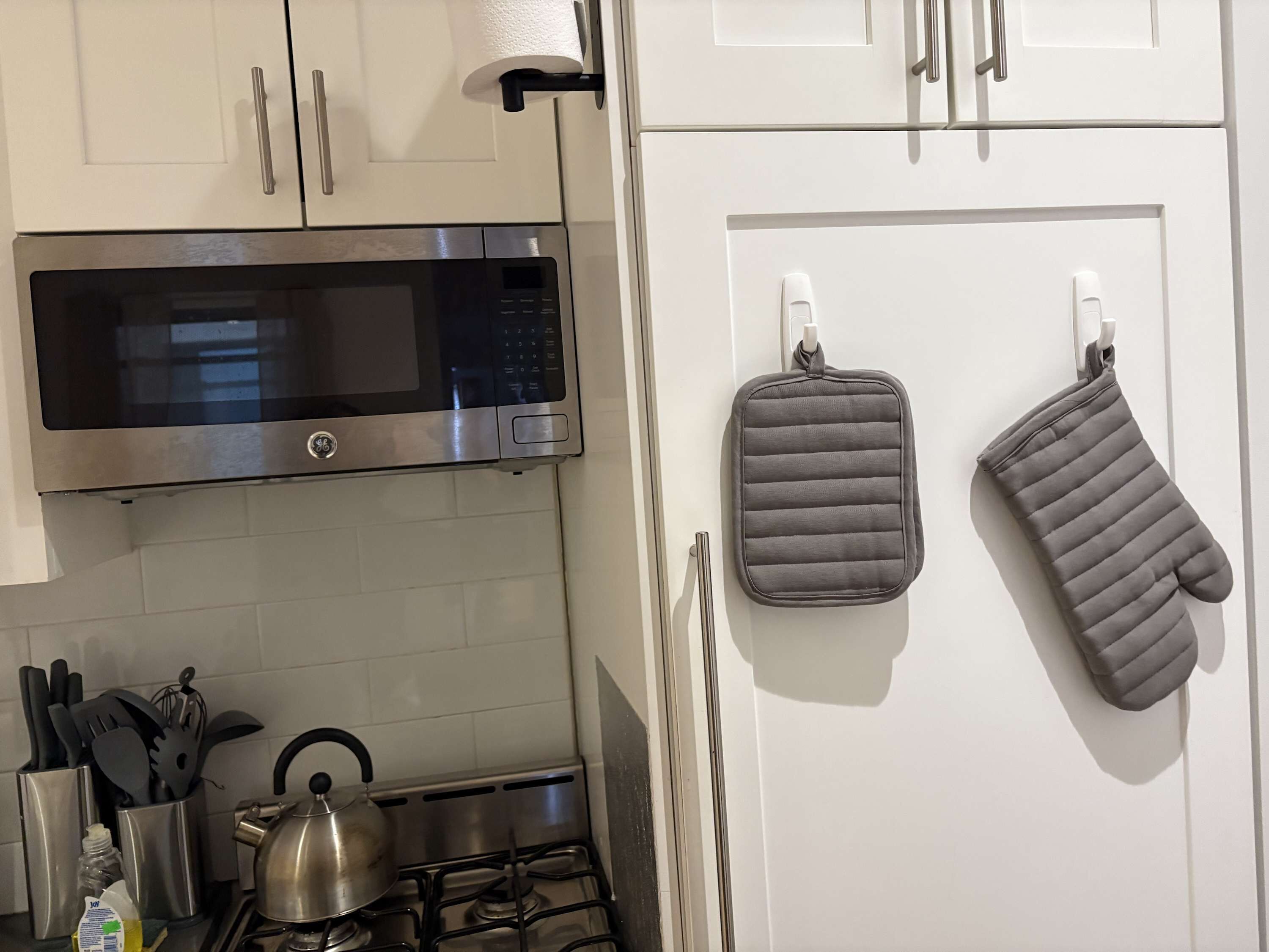 冷蔵庫、電子レンジ、オーブン、コンロ