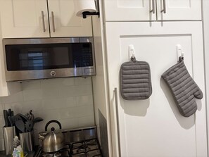 冷蔵庫、電子レンジ、オーブン、コンロ