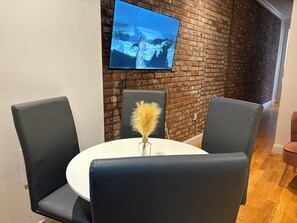 Dining - 5 Beds with Washer/Dryer: Steps to Times Square, Theatre District (New York)