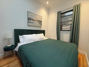 Een strijkplank/strijkijzer, reisbedje, gratis wifi, beddengoed