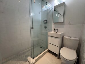 Een haardroger, handdoeken, zeep, shampoo