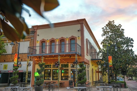 Außenbereich. Nestled in the buzzing heart of Sulphur Springs, White Oak Hotel isn't just a place to stay-it's an invitation to immerse yourself in a vibrant tapestry of creativity, flavor, and untamed beauty. Our intimate three-room retreat, born from historic bo