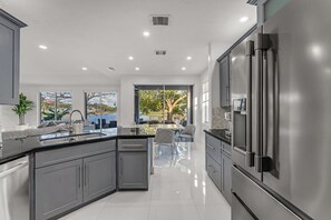 冷蔵庫、電子レンジ、オーブン、コンロ