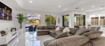 Miami Lakefront Modern | Sleeps 10, Kayaks & Games