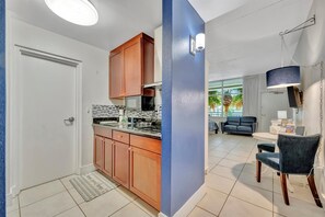 ثلاجة، ميكروويف، موقد طهي مسطح، ماكينة لصنع القهوة/الشاي