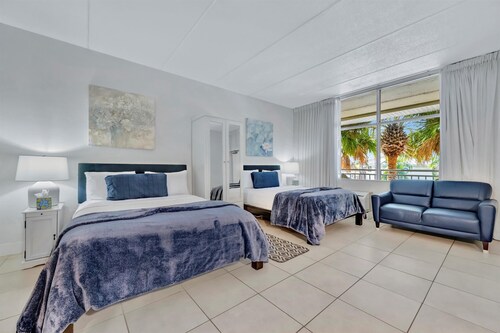 Tropical Suite Sleeps 4! Beach Access & Hot Tub