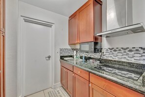 Refrigerador, microondas, parrilla de estufa y cafetera y tetera 