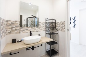Shower, hair dryer, bidet, towels - Mantegna apartment, near the Marconi metro station (Rome)