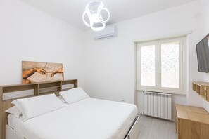 Iron/ironing board, internet, bed sheets - Mantegna apartment, near the Marconi metro station (Rome)