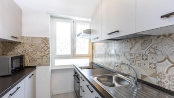 KĂŒhlschrank, Mikrowelle, Herdplatte, GeschirrspĂŒler