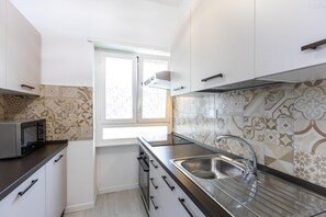 Kühlschrank, Mikrowelle, Herdplatte, Geschirrspüler