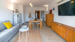 TV - WELCS APARTMENT 386 EMP near the ocean (Llança)