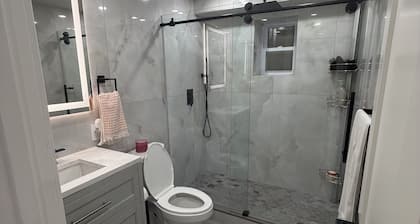 Cozy 1-bedroom apartment in marvelous Pelham parkway with AC,TV, work desk, WiFi