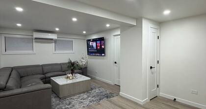 Cozy 1-bedroom apartment in marvelous Pelham parkway with AC,TV, work desk, WiFi