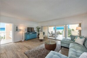 TV - Jamaica Royale T42 Beachfront with Views, Views, Views! (Siesta Key)