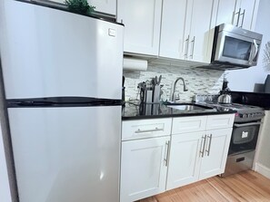 Private kitchen - Prime New Year’s location offering views of Times Square from the apartment. (New York)