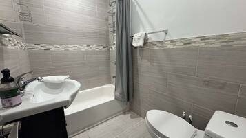 Asciugacapelli, asciugamani, sapone, shampoo