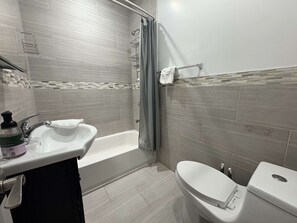 Asciugacapelli, asciugamani, sapone, shampoo