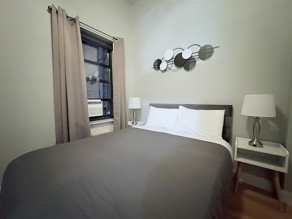 Room - Prime New Year’s location offering views of Times Square from the apartment. (New York)