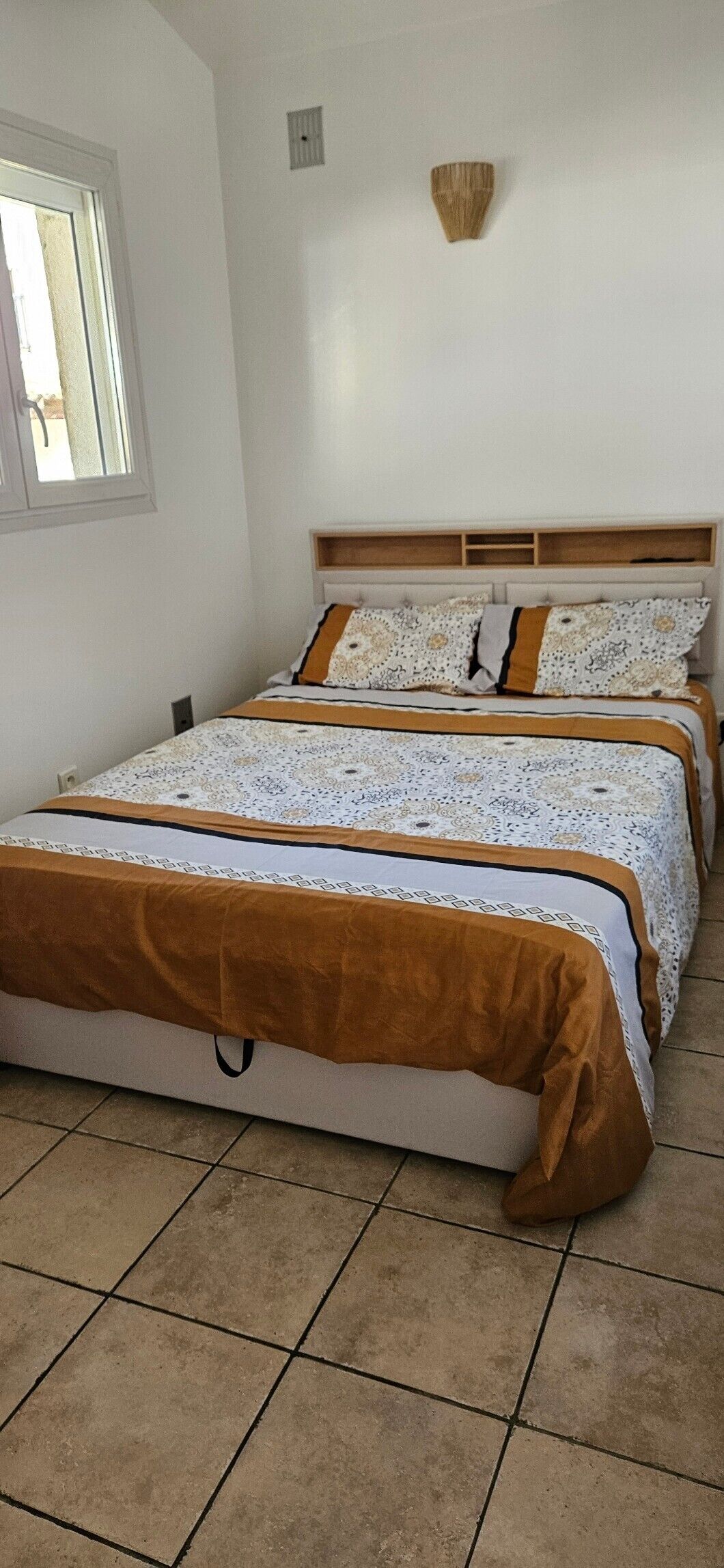 Tabla de planchar con plancha, wifi y ropa de cama 