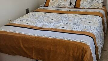 Tabla de planchar con plancha, wifi y ropa de cama