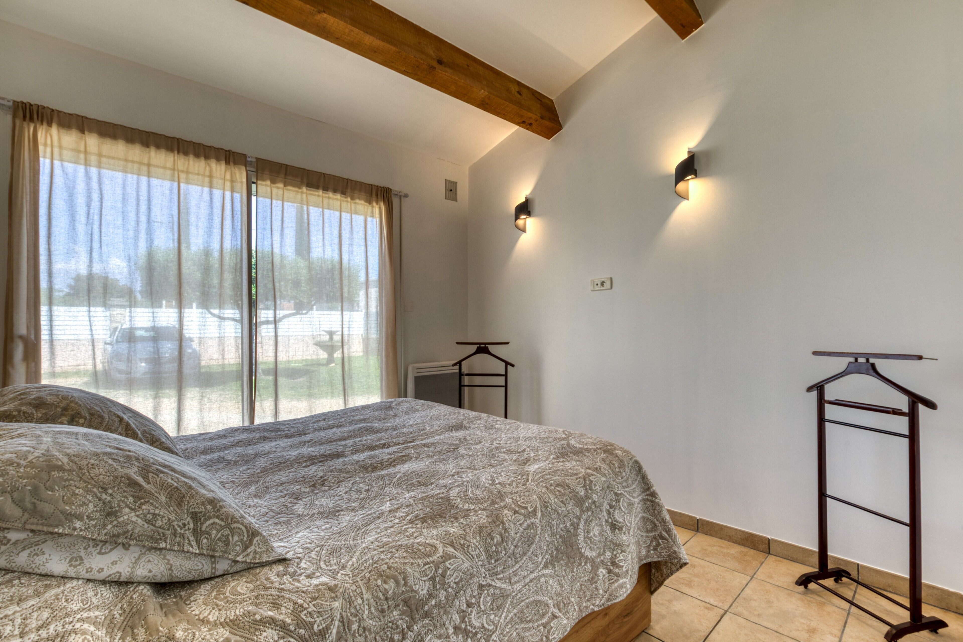 Tabla de planchar con plancha, wifi, ropa de cama