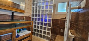 Een douche, gratis toiletartikelen, een haardroger, handdoeken