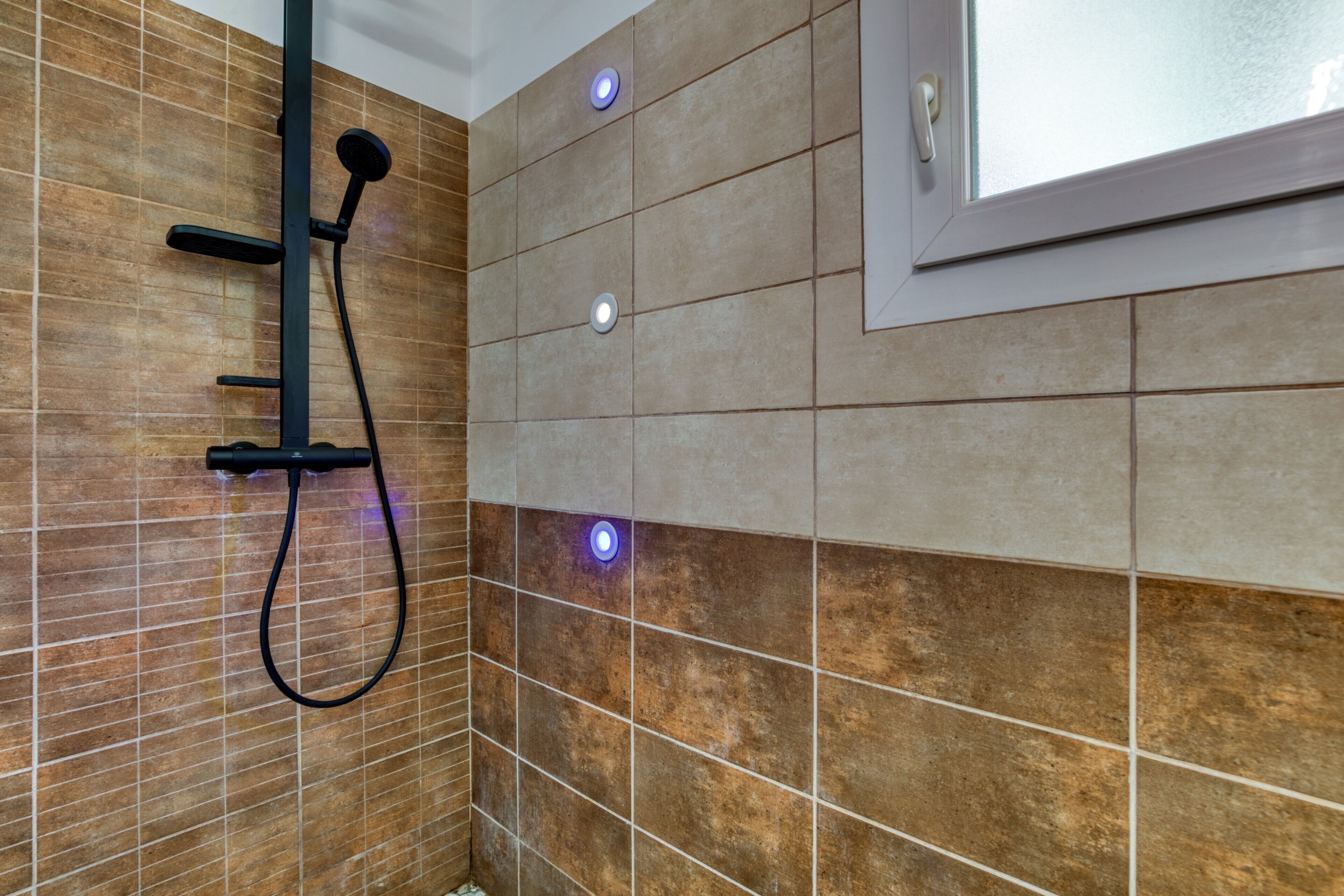 Douche, articles de toilette gratuits, sèche-cheveux