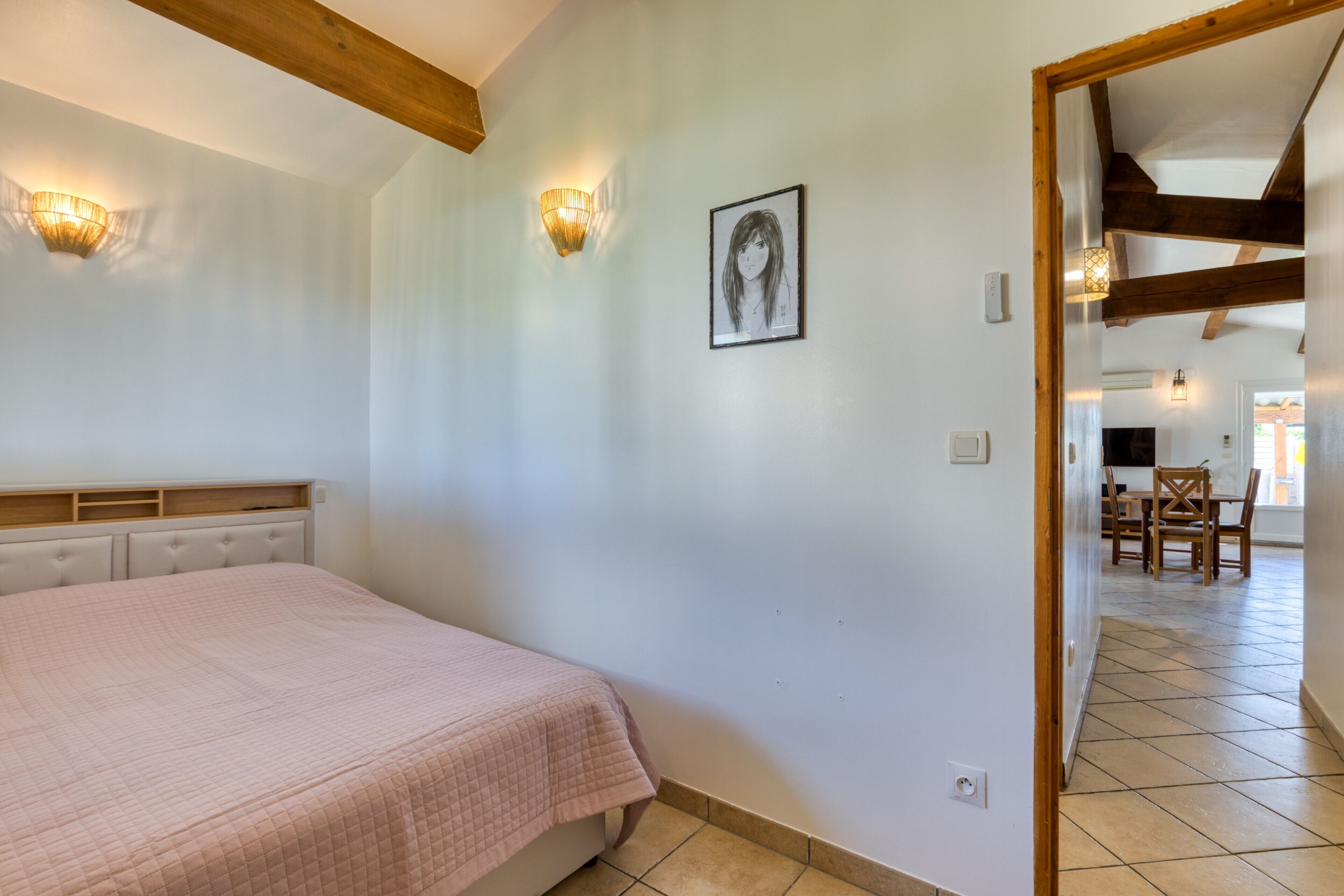 Een strijkplank/strijkijzer, wifi, beddengoed