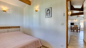 Planxa i posts de planxar, wifi i roba de llit