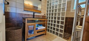 Ducha, artículos de tocador gratuitos, secador de pelo, toallas