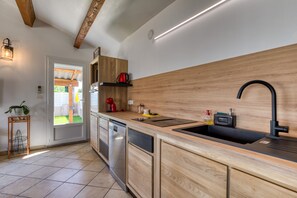 Réfrigérateur, four à micro-ondes, un four, surface de cuisson