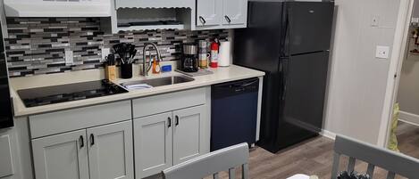 Mikroaaltouuni, uuni, liesi, astianpesukone