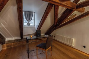 ميني  بار وخزنة داخل الغرفة ومكتب ومساحة عمل للكمبيوتر المحمول