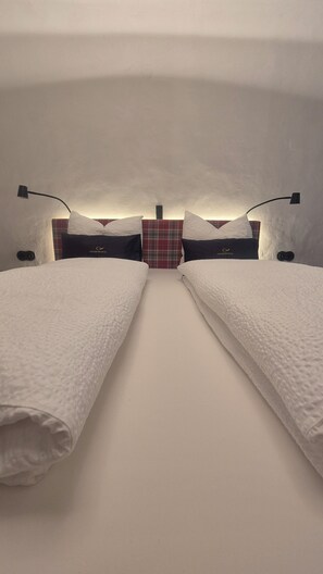 خزنة داخل الغرفة ومكتب وستائر تعتيم وواي فاي مجانًا