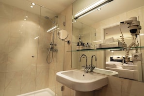 Doppel- oder Zweibettzimmer | Badezimmer | Kostenlose Toilettenartikel, Haartrockner, Handtücher, Seife