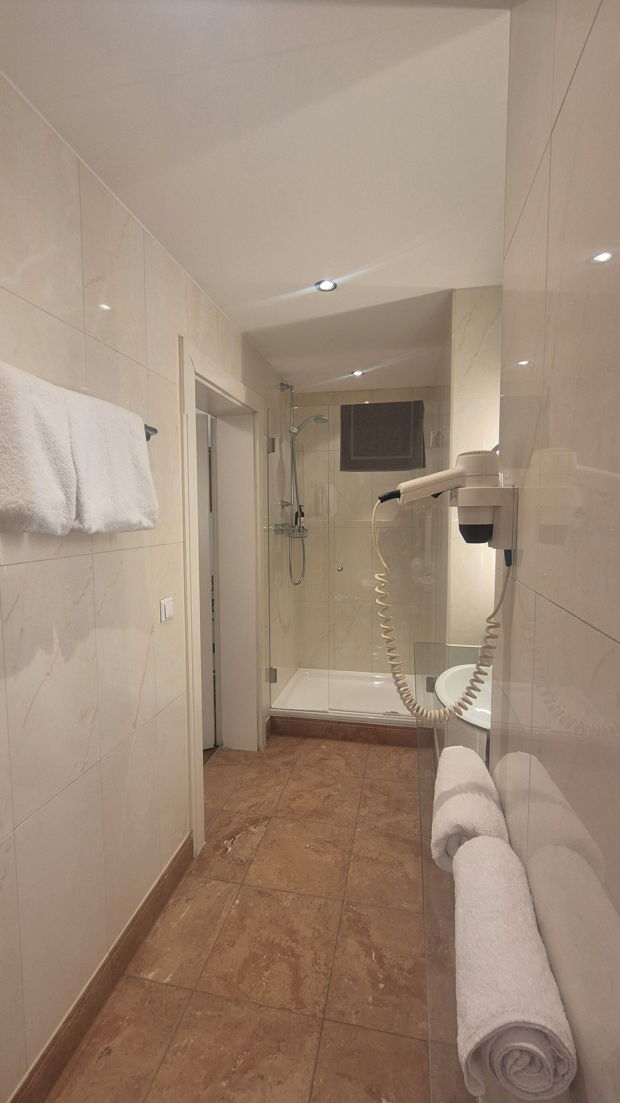 ダブルまたはツインルーム | バスルーム | バスアメニティ (無料)、ヘアドライヤー、タオル、石鹸