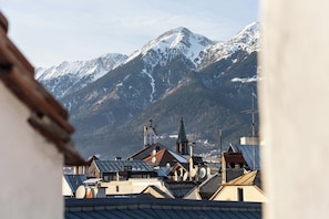 A town with buildings and a mountain in the background. - Altstadthotel Goldener Engl (Hall In Tirol)