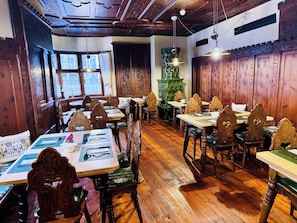 A traditional inn with wooden furniture and a rustic interior. - Altstadthotel Goldener Engl (Hall In Tirol)