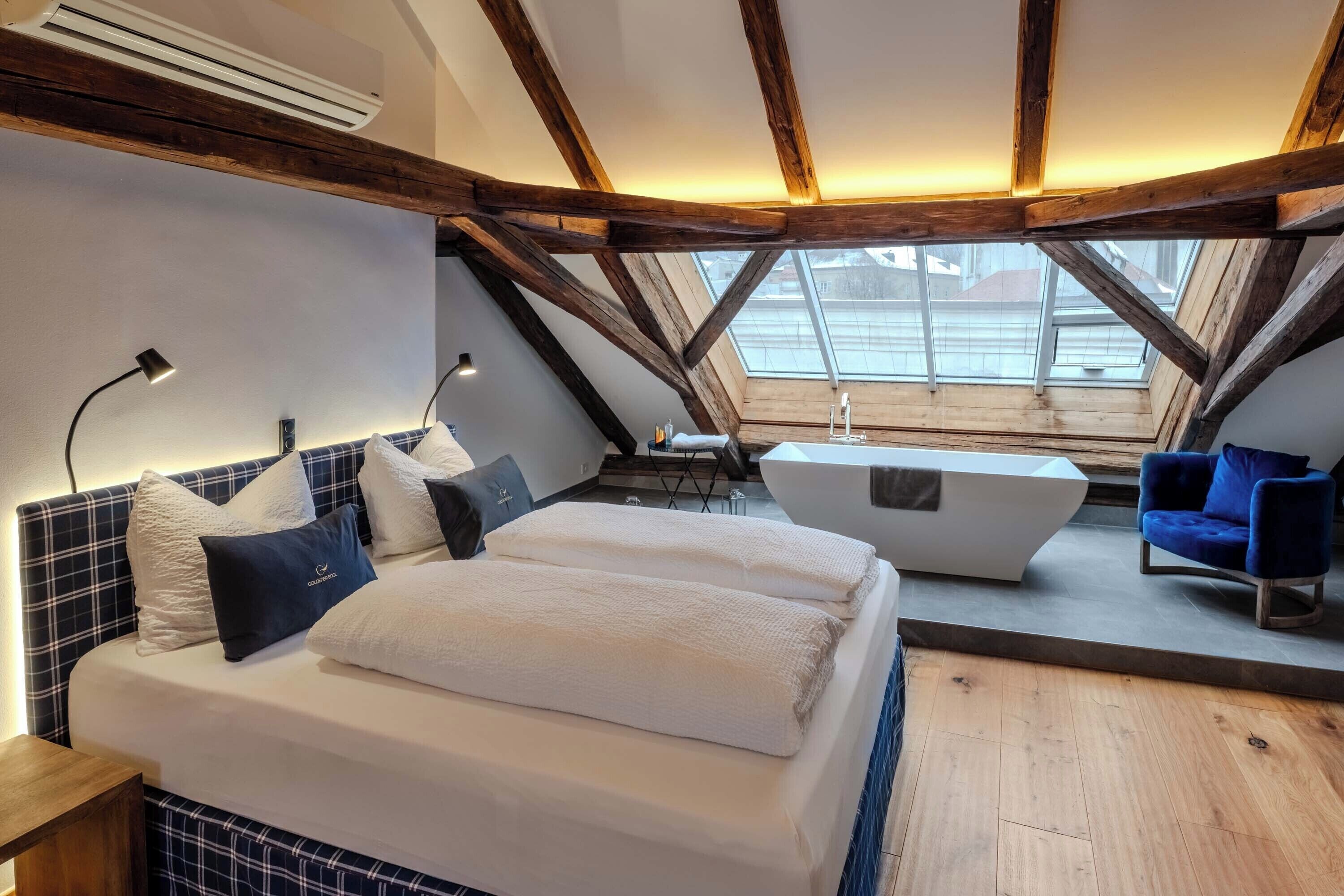 迷你吧、客房內保險箱、書桌、筆電工 作空間