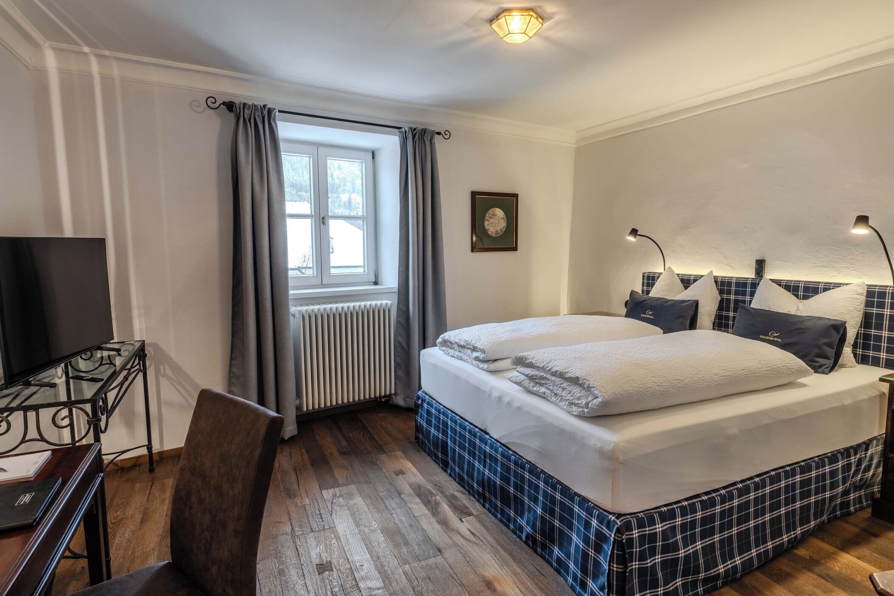 مين ي بار وخزنة داخل الغرفة ومكتب ومساحة عمل للكمبيوتر المحمول