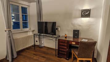 Doppel- oder Zweibettzimmer | Minibar, Zimmersafe, Schreibtisch, laptopgeeigneter Arbeitsplatz