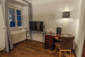 Doppel- oder Zweibettzimmer | Minibar, Zimmersafe, Schreibtisch, laptopgeeigneter Arbeitsplatz