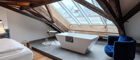 Minibar, in-room safe, desk, laptop workspace