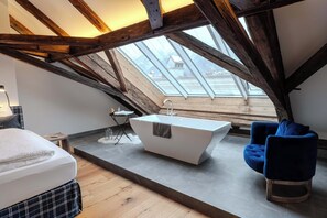 Minibar, in-room safe, desk, laptop workspace - Goldener Engl (Hall In Tirol)