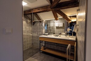 Articles de toilette (gratuits), séchoir à cheveux, serviettes fournies