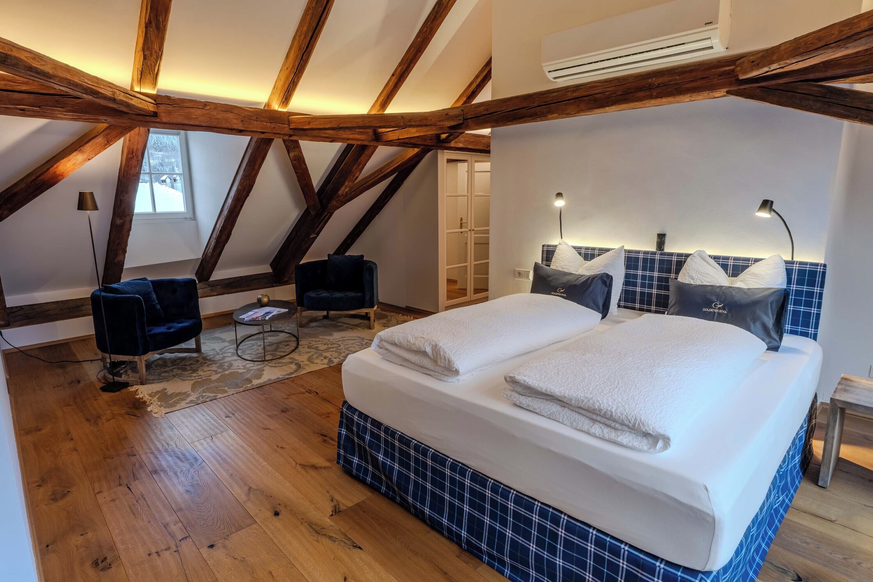 ميني بار وخزنة داخل الغرفة ومكتب ومساحة عمل للكمبيوتر المحمول