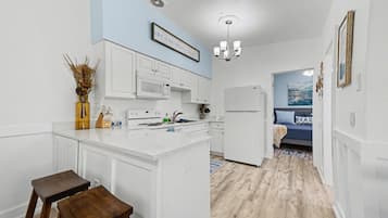 Kylskåp, mikrovågsugn, ugn och spishäll