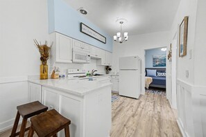 Kylskåp, mikrovågsugn, ugn och spishäll