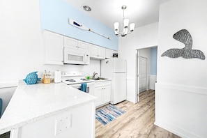 Fridge, microwave, oven, stovetop - Park your boat & Walk to the Beach Waterfront King (Indian Rocks Beach)